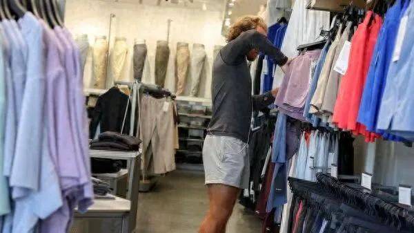 皇冠账号申请_哄堂大笑！对等关税生效皇冠账号申请，第一个倒下的国家竟是美国自己？