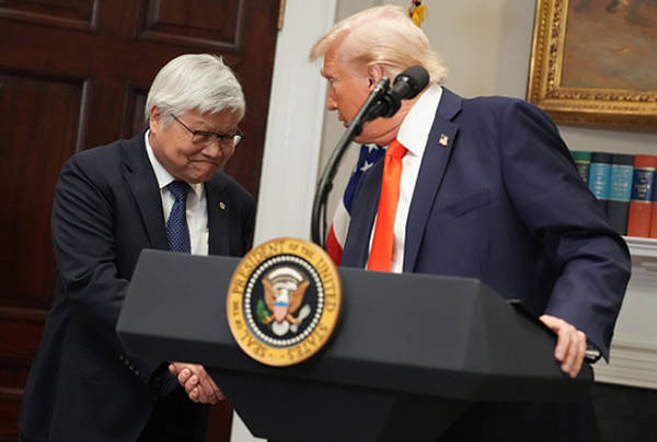 日本J1联赛_特朗普吹嘘：我一威胁要征100%税日本J1联赛，台积电就乖乖来美国建厂了