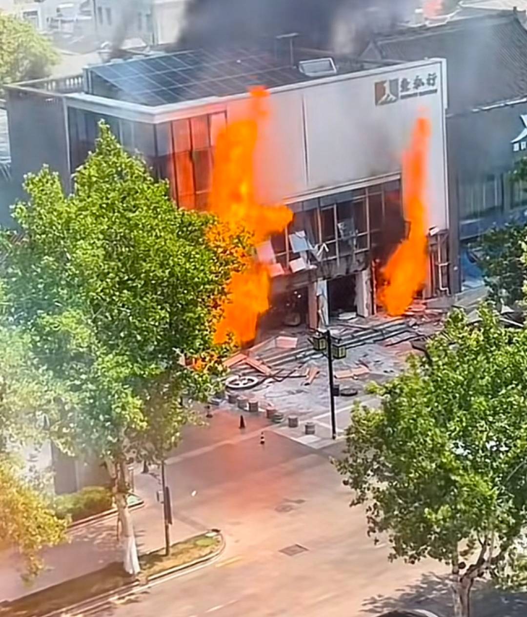 外围买球app十大平台_济南突发火灾致5人受伤1人失联外围买球app十大平台，附近商家称“广场晃动了一下”：有明显震动感