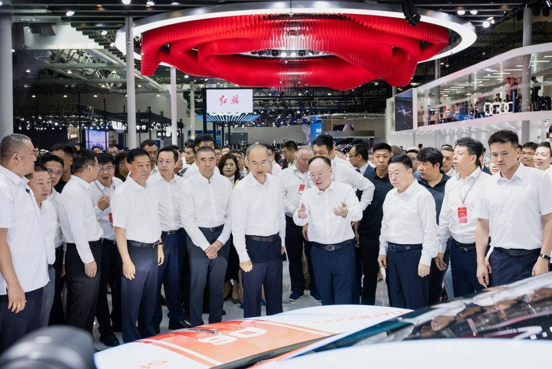 电竞赛事_吉林省委书记黄强、省长胡玉亭出席长春汽博会、第七届中国一汽红旗嘉年华开幕式