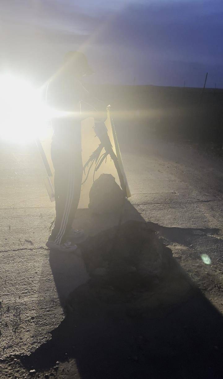 皇冠信用网_夜晚开车遇大坑皇冠信用网，内蒙古一对夫妻往返20余公里布置“警示牌”