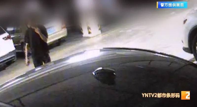 英格兰超级联赛_凌晨怪事！男子提着茅台袋子在车库英格兰超级联赛，翻垃圾桶竟为了.....