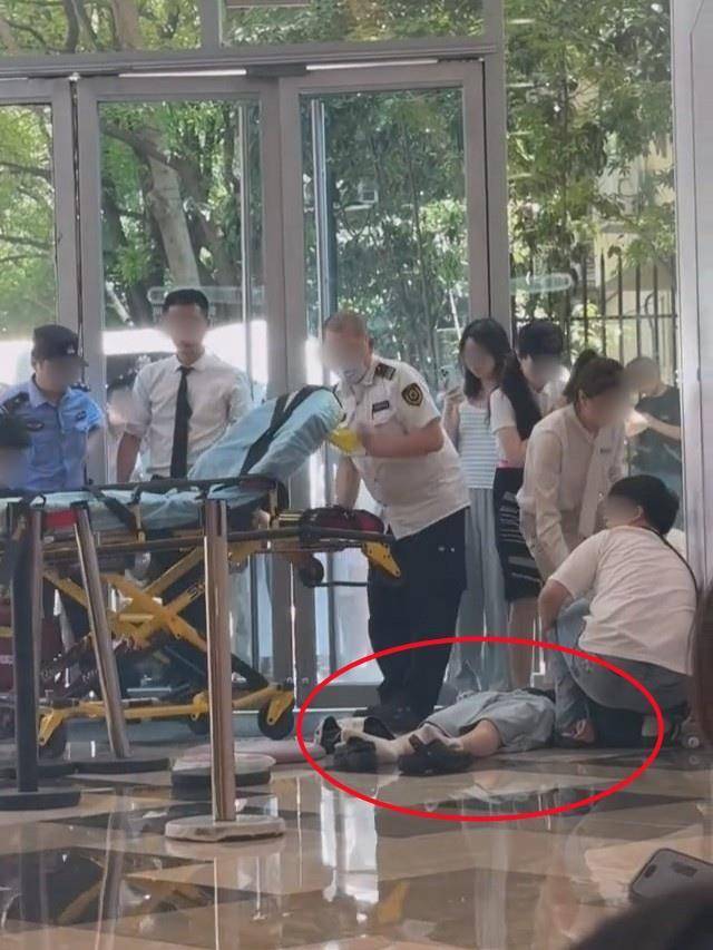 皇冠信用網登3代理_上海一主理人新店开业当天即闭店皇冠信用網登3代理，顾客现场冒高温排长队有人晕倒，商场：已送医，另有人中暑