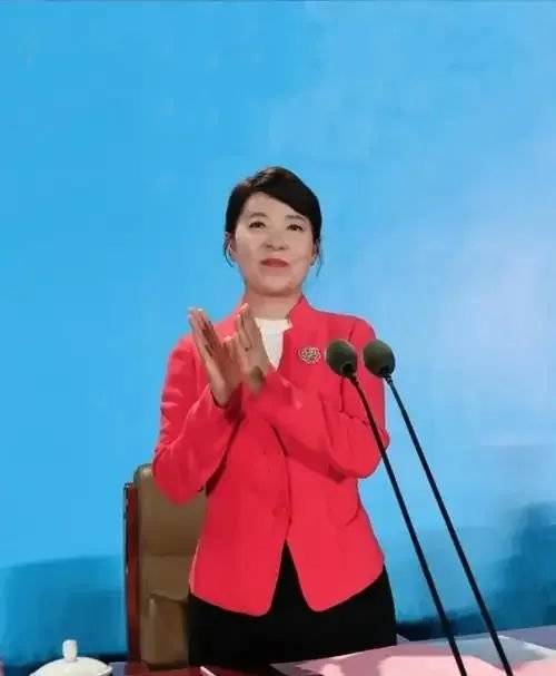 皇冠信用网在线注册
_正部级美女大员被查!千万华服堆满多套住宅皇冠信用网在线注册
,化妆团队提前数小时待命~