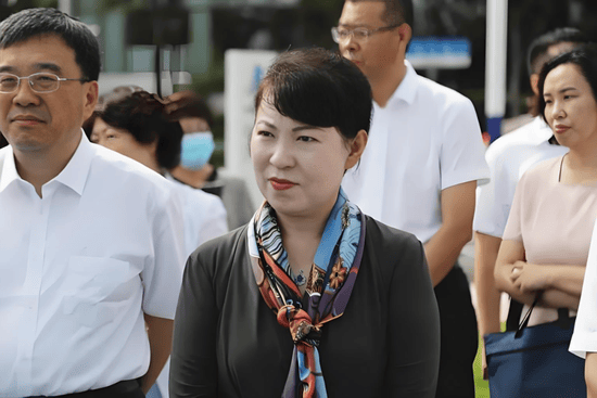 皇冠信用网在线注册
_正部级美女大员被查!千万华服堆满多套住宅皇冠信用网在线注册
,化妆团队提前数小时待命~