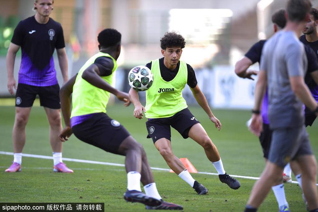 布洛马波卡纳vs埃尔夫斯堡_曼联尴尬了！2500万买了俩支升班马都不要的门将布洛马波卡纳vs埃尔夫斯堡，原因曝光太扎心