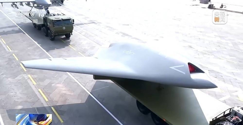 冰岛vs斯洛文尼亚_装备超宽超限、队形设置复杂 10架无人战鹰如何米秒不差精彩亮相?