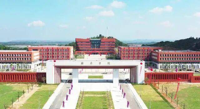 洛克达尔vs黑镇市_江西一高校21岁男生宿舍玩手游晕倒猝死洛克达尔vs黑镇市,家属质疑校方急救措施不到位,校方回应