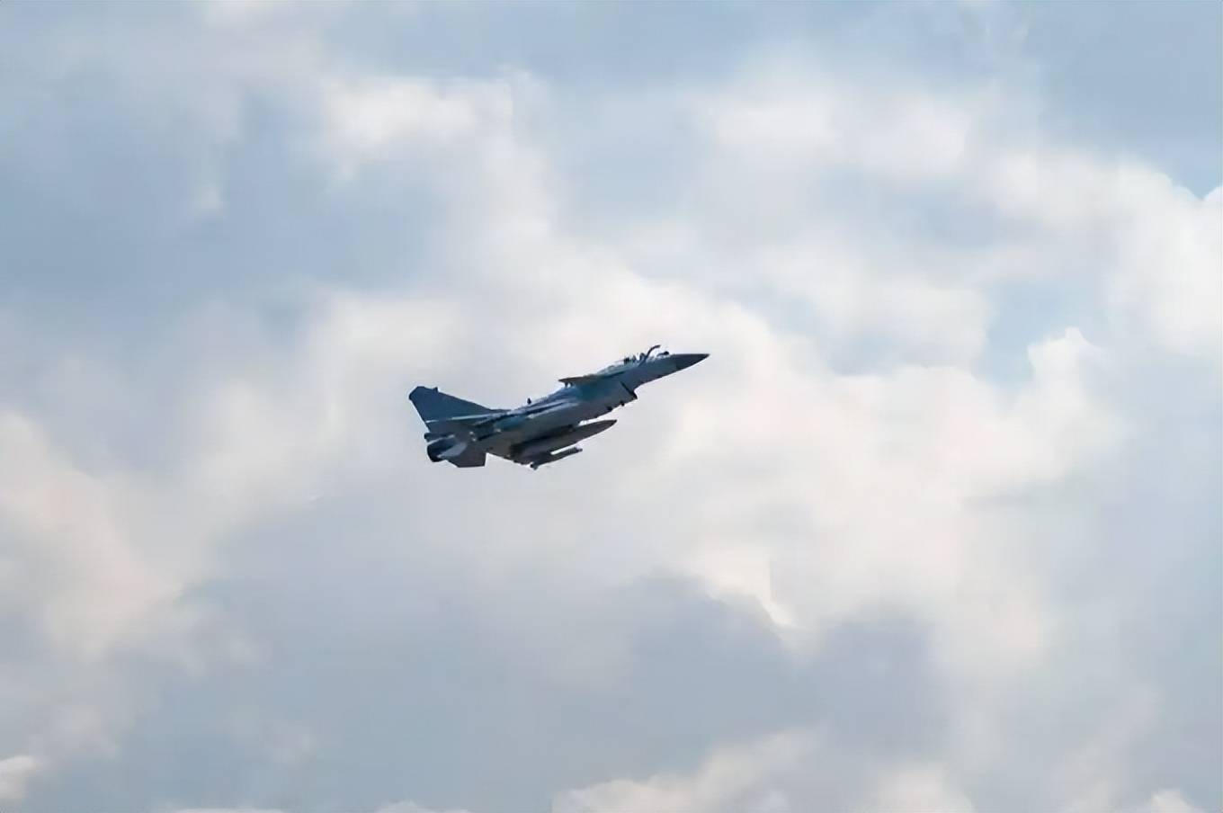 如何申请到皇冠信用網_中国歼-10C机群飞越红海如何申请到皇冠信用網，西方雷达竟毫无反应！印尼马上宣布采购42架