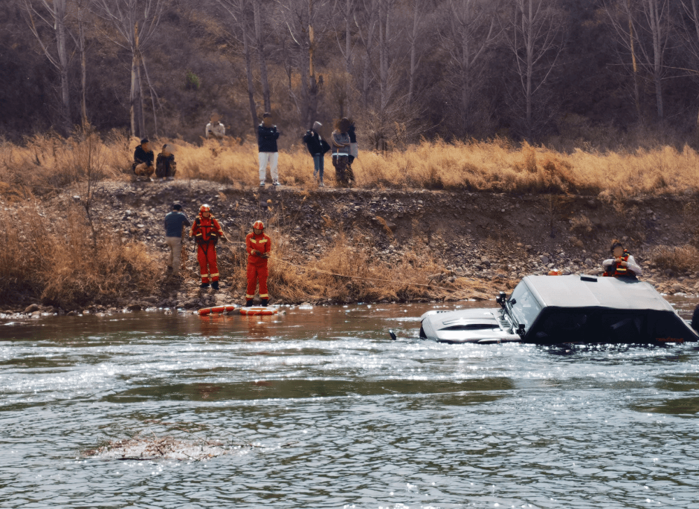 皇冠信用網在哪里注册
_女儿被困坠河车内皇冠信用網在哪里注册
,父亲借渔网撬门救女,关键时刻......