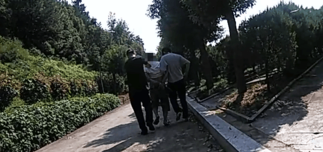 皇冠信用網最高占成
_诡异!浙江男子独自前往公墓皇冠信用網最高占成
,偷偷塞了一大笔钱!民警顺藤摸瓜还搜出了假发、人脸面具……