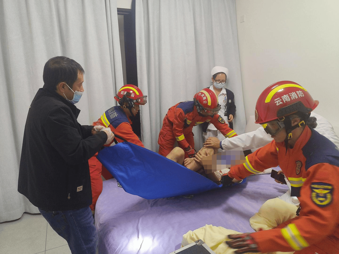 皇冠信用網账号申请_男子在家独饮醉酒后凌晨打120求救 医生敲门无人应答皇冠信用網账号申请，消防破门解救