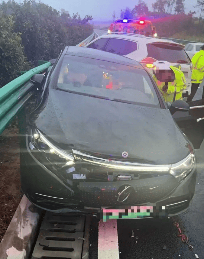 皇冠信用網会员开户_女高管花67万买的奔驰今年投保52万皇冠信用網会员开户，被严重追尾后几乎报废，对方全责其保司却只赔24万：按二手车市场价评估