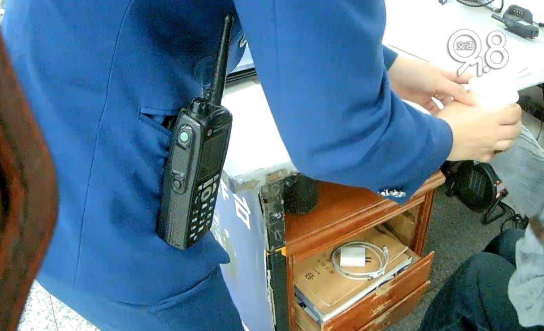 皇冠信用网怎么开户
_杭州地铁内皇冠信用网怎么开户
,女乘客突然崩溃大哭!紧接着……这一幕被拍下