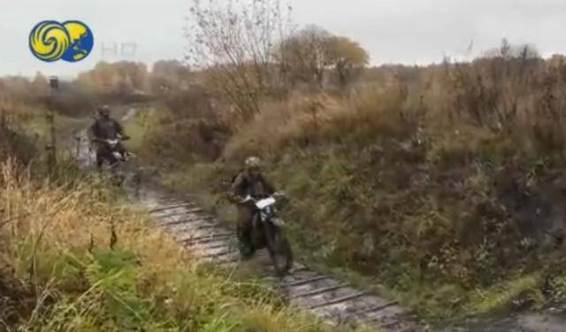 皇冠信用盘注册_俄军摩托车冲锋队突击红军城：穿插乌军阵地皇冠信用盘注册，对纵深目标迂回渗透