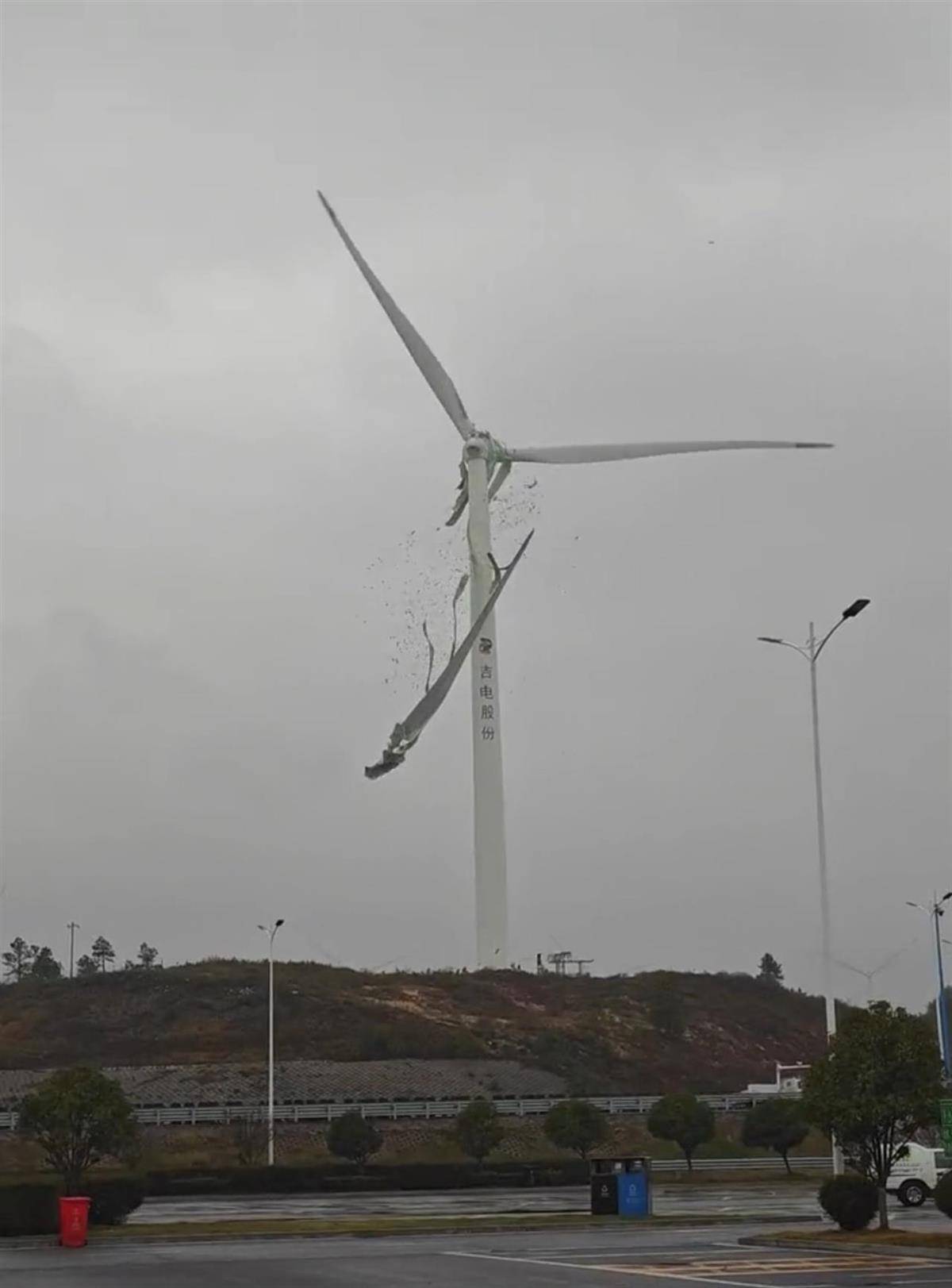 皇冠信用網申请
_九江一架风力发电机叶片空中断裂皇冠信用網申请
,目击者称“玻璃纤维满天飞”,当地:正在处理