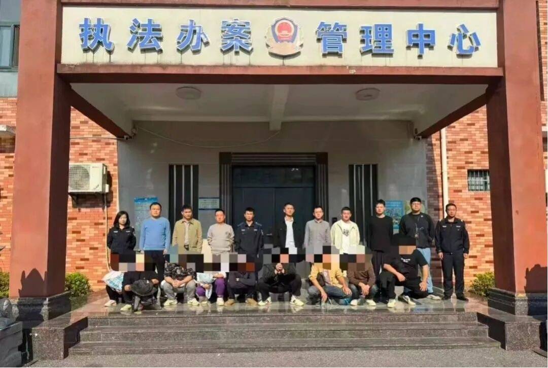 皇冠信用盘结算日_可疑男女频繁出入皇冠信用盘结算日，竟在墓地干这事！多人当场被抓→