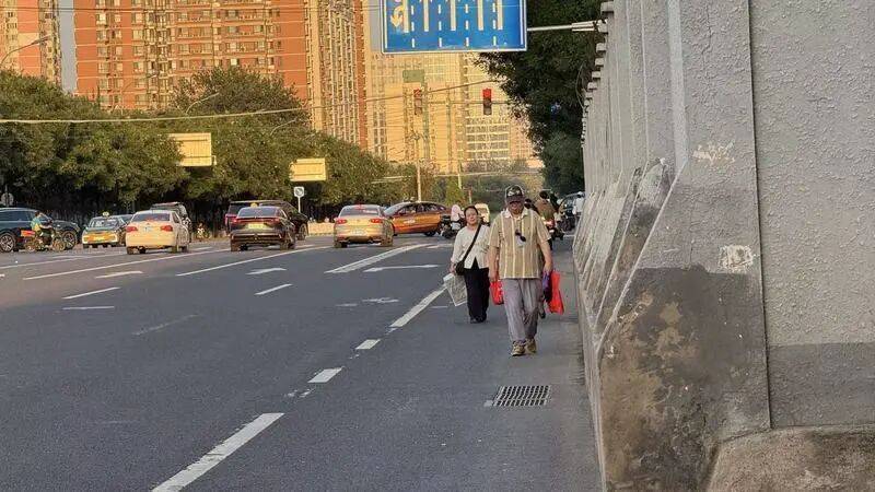 皇冠登录网址_走着走着就撞墙了!北京一公交站附近人行便道缺失皇冠登录网址,如何解?