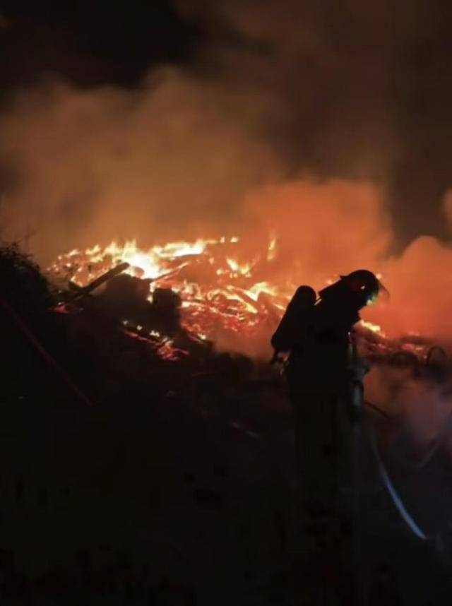 怎么开皇冠信用平台
_房子被大火烧光怎么开皇冠信用平台
,女子淡定微笑与废墟合影,“只要我爸妈平安!”