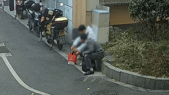 皇冠信用網出租代理_上门取走19万元皇冠信用網出租代理，杭州一西装革履“金融专员”被抓！在高速服务区被抓，车上塞满现金