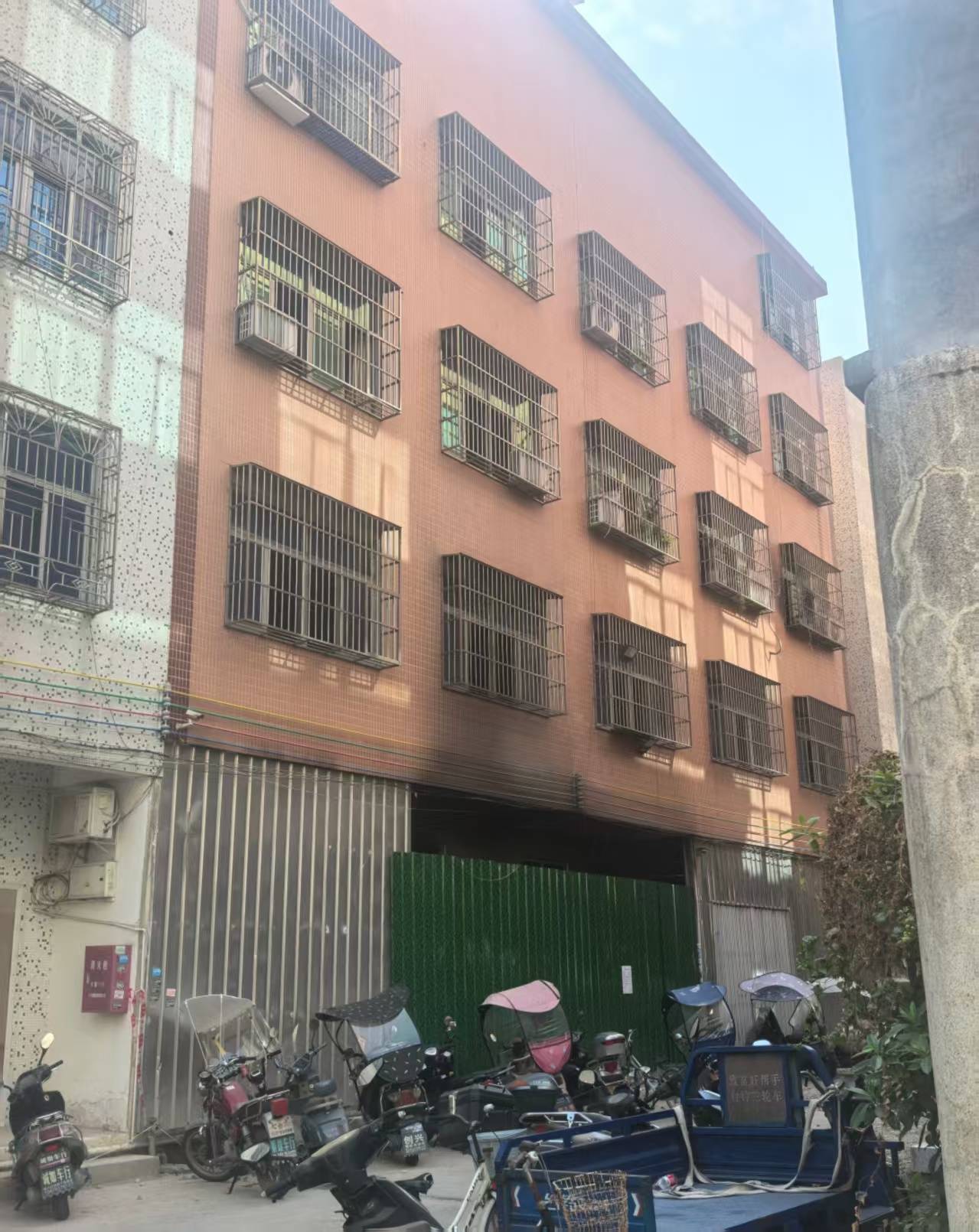 皇冠信用出租
_汕头火灾幸存者:妻子腋下夹着两个孩子从后门冲出皇冠信用出租
,我告诉女儿要去面对