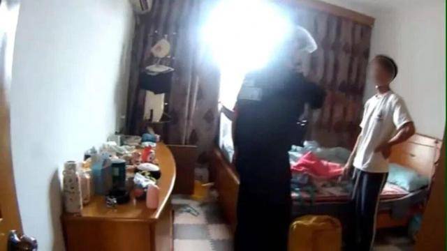 皇冠信用网怎么开户_砰！浙江女子刚坐进车里皇冠信用网怎么开户，一把菜刀砸在眼前，随后剪刀又飞来