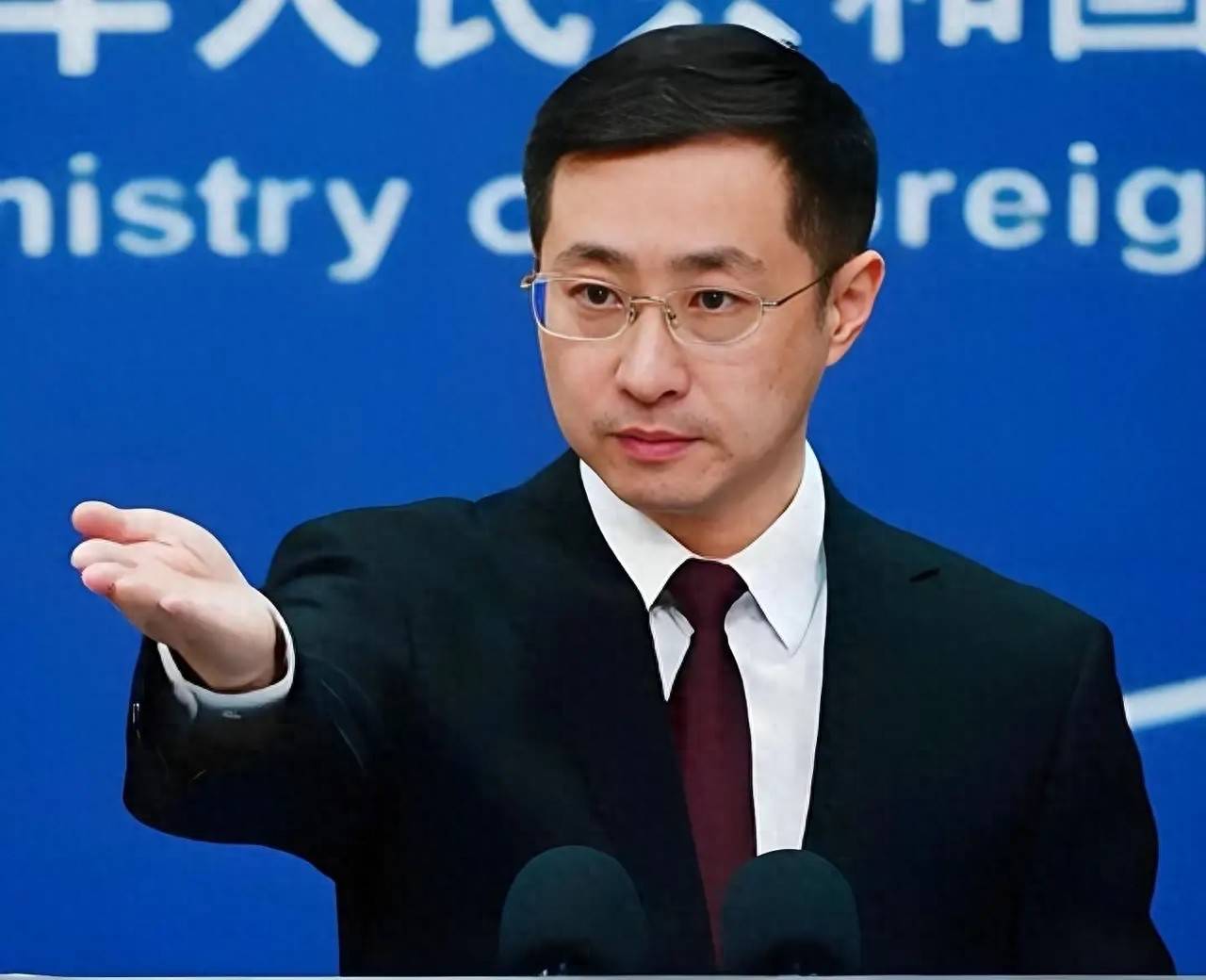 皇冠信用网代理注册_泽连斯基破翻脸比翻书快皇冠信用网代理注册，乌克兰即将发出新制裁令，包括中国公民？中方措辞严厉