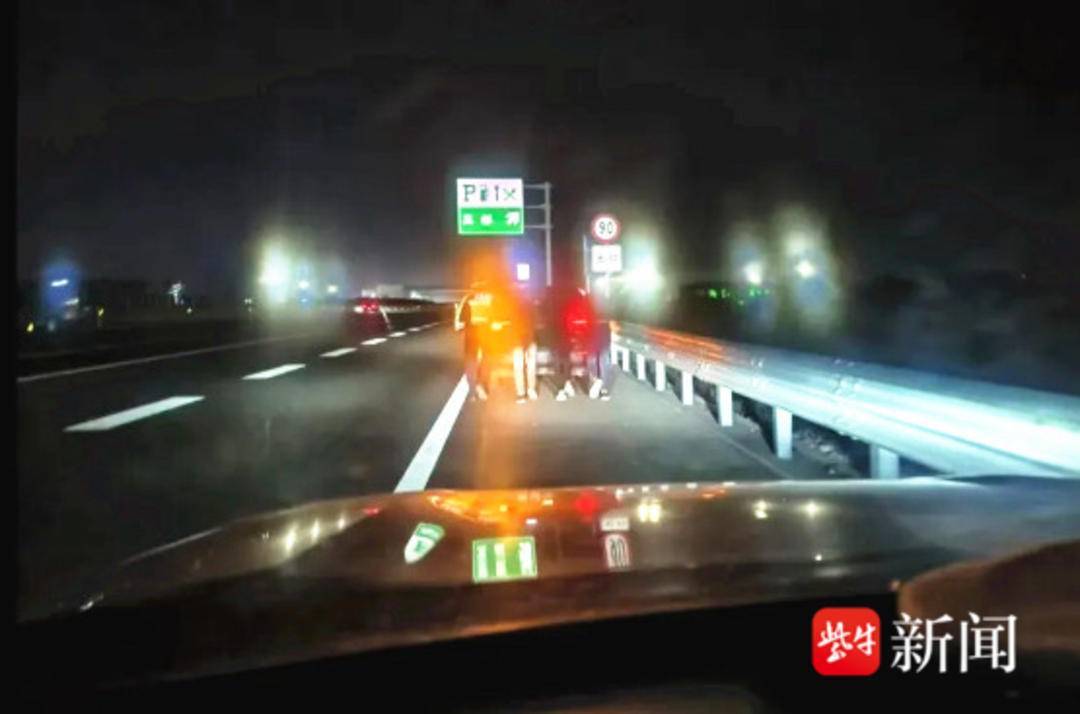 信用网怎么注册_高速公路罕见场景:1人车内“把方向”信用网怎么注册,3人车后奋力推