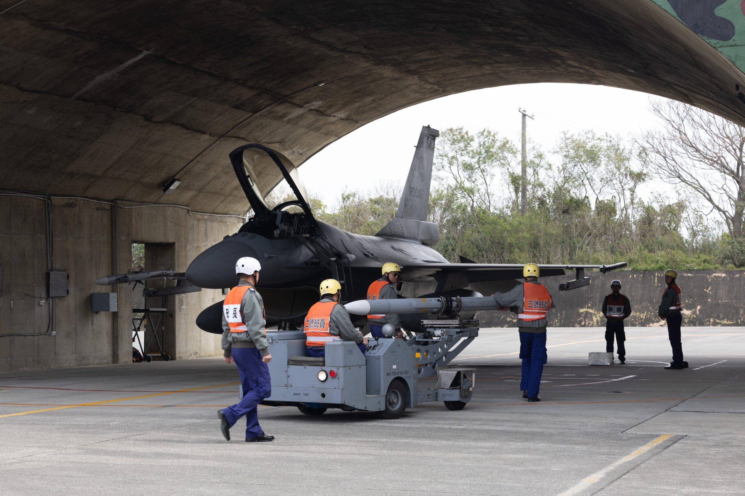 皇冠登一登二登三区别_解放军歼-16D“大战”台军F-16V战机皇冠登一登二登三区别,谁胜谁负,早已经失去悬念