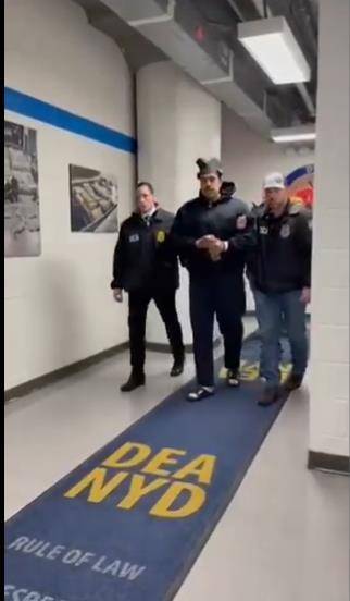 皇冠信用网会员开户_马杜罗现身美国缉毒局皇冠信用网会员开户，身穿黑色卫衣，戴手铐说“晚安，新年快乐”