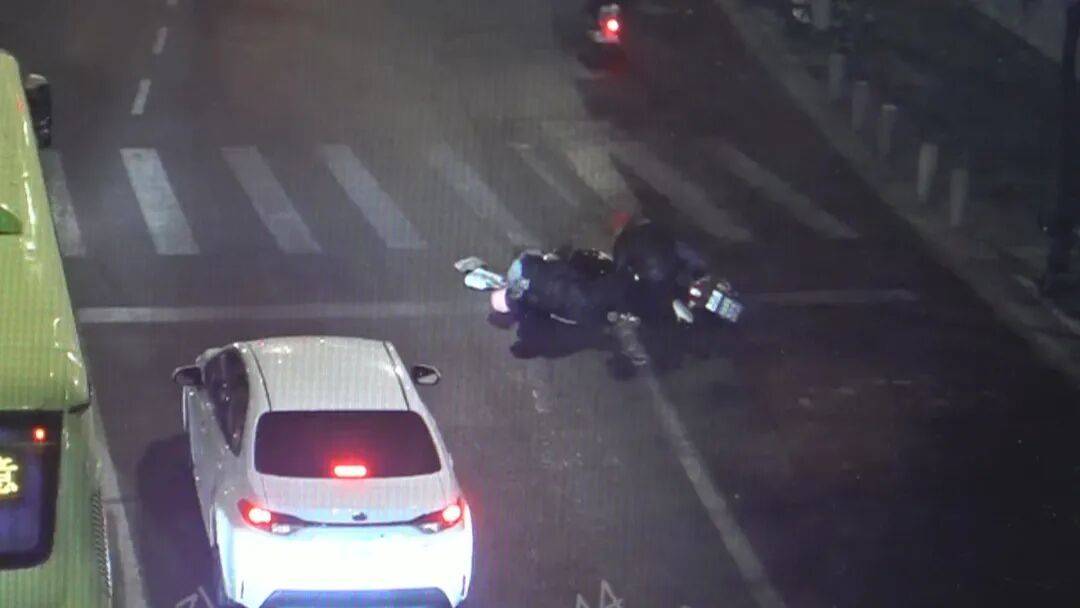 怎么申请皇冠信用网_北京一男子将人撞骨折后逃逸怎么申请皇冠信用网，事后称没时间报警：“怕她耽误我事”