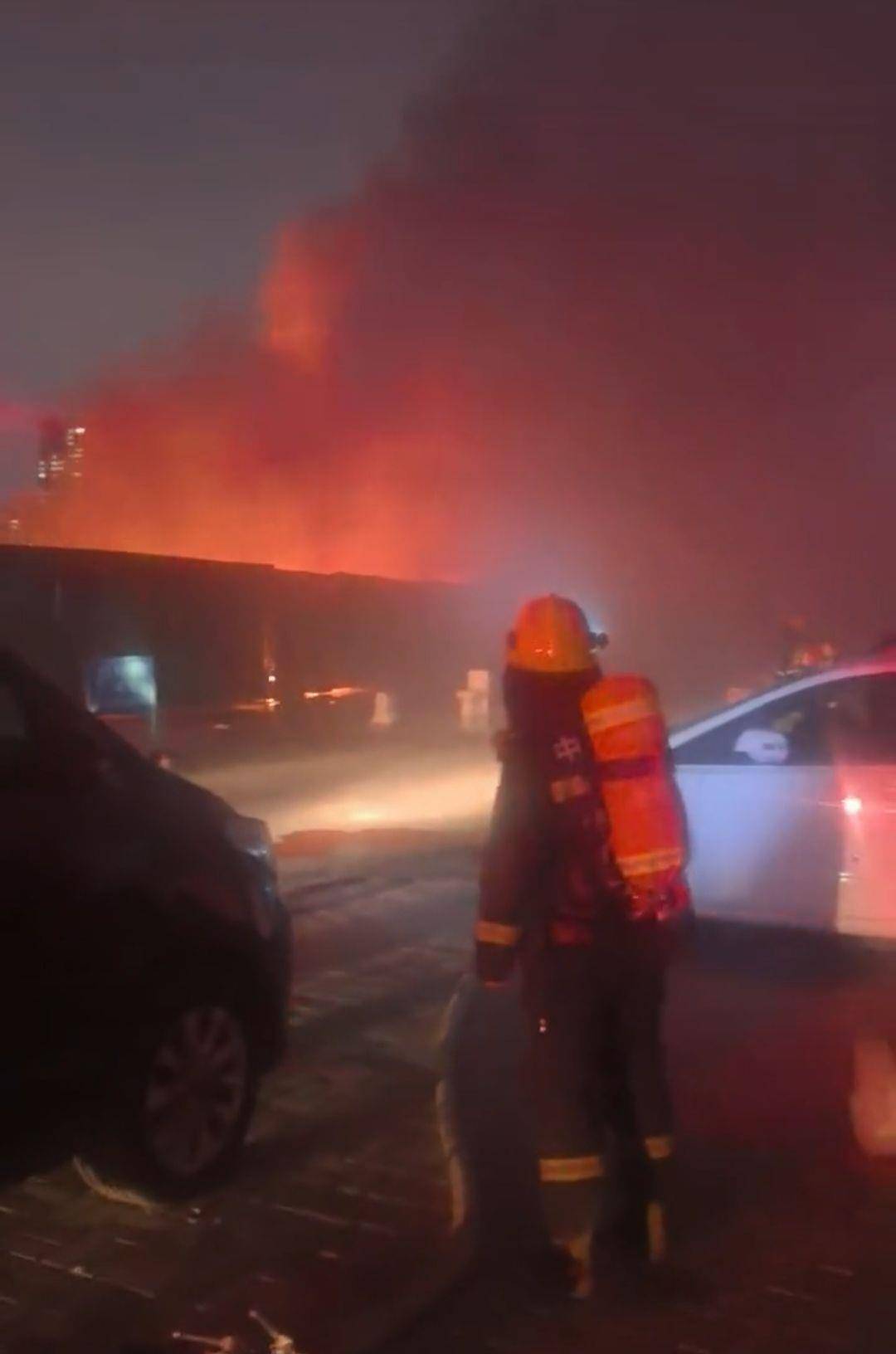 皇冠信用网登1_太原多人燃放烟花引燃上百个充电桩皇冠信用网登1,应急局称无人员伤亡,警方:人已经抓获