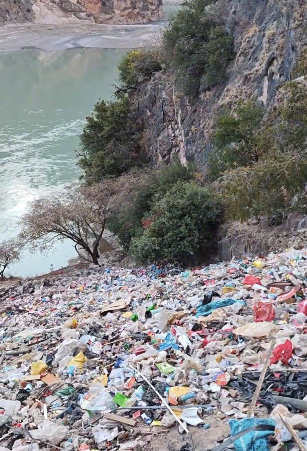 皇冠足球平台在哪里注册_网友曝木里金沙江边被倾倒大量垃圾 官方回应:已全部清理完毕皇冠足球平台在哪里注册,主要为生活垃圾