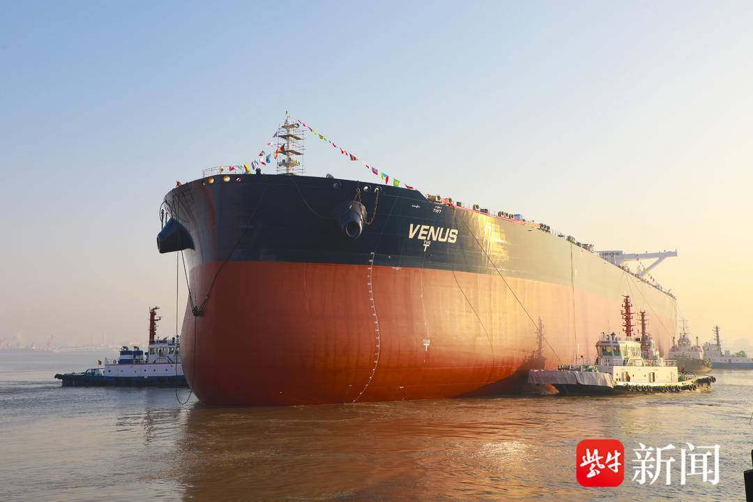 怎么开通皇冠信用开户_长332.9米怎么开通皇冠信用开户，宽60米开门红！镇江史上最大新造船顺利出坞拖带