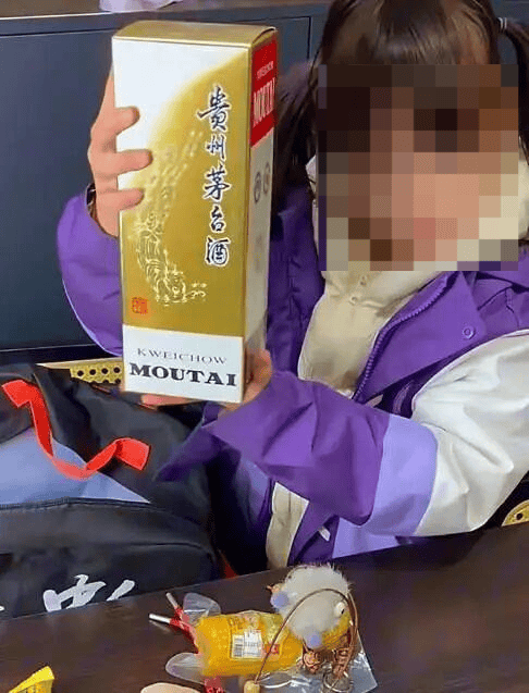 皇冠hga050_“小学生在学校跳蚤市场50元淘到茅台”视频热传 相关工作人员：家长为好耍拍的段子皇冠hga050，已向学校致歉