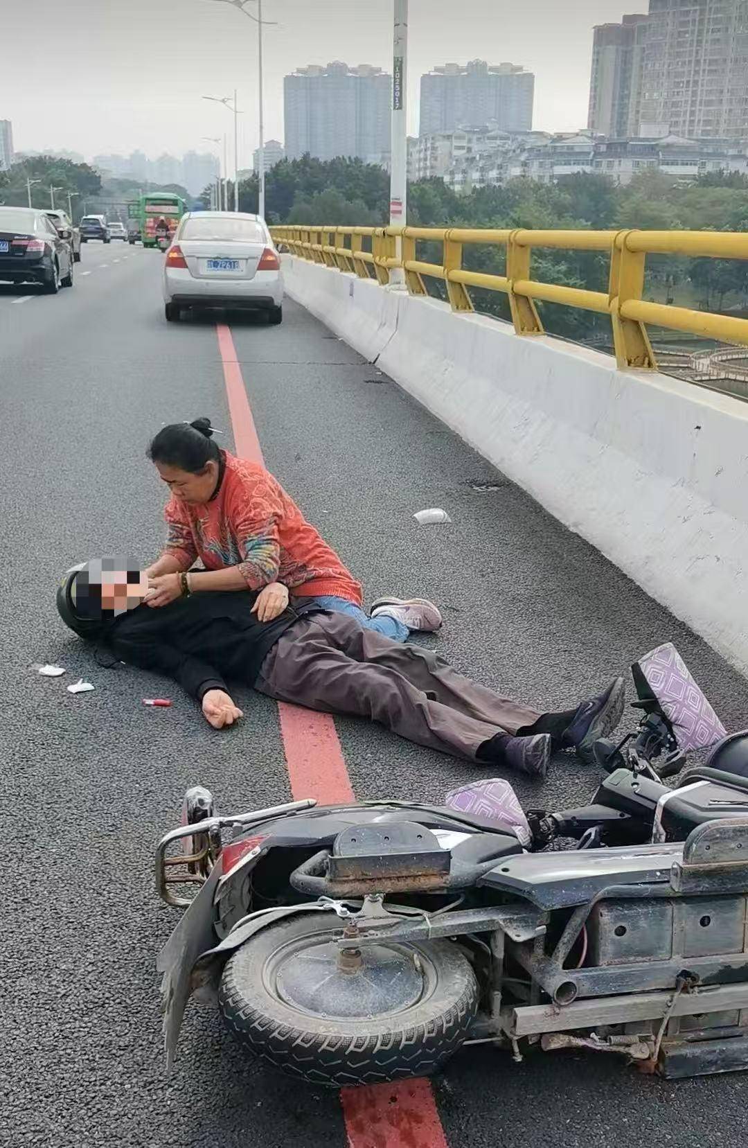 皇冠代理开户_东江大桥20分钟生死救援皇冠代理开户！惠州一女子教科书式施救