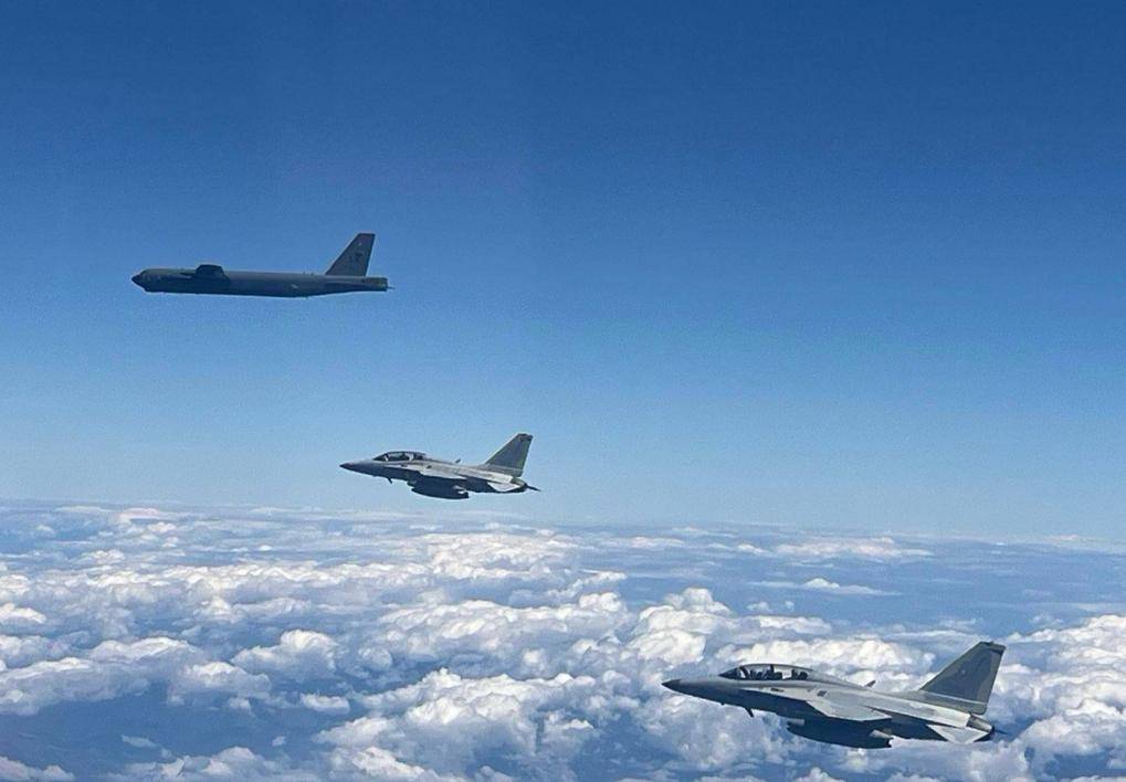 皇冠信用网在线申请_南海发生激烈对峙皇冠信用网在线申请,中国苏30驱离菲律宾侦察机,美军B-52大轰撑腰