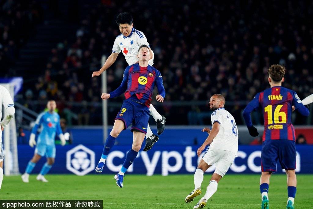 皇冠信用网登2_0-3落后时刻!弗里克第37分钟紧急换人皇冠信用网登2,莱万登场救火卡萨多黯然离场