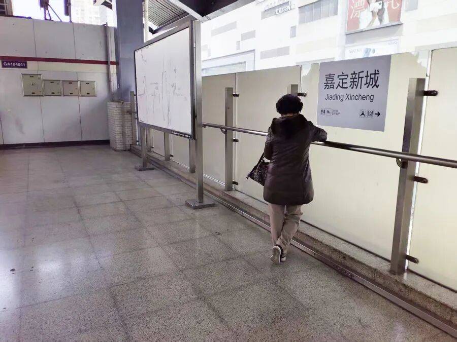 皇冠信用网代理注册_“实在站不动了”皇冠信用网代理注册，一等9分钟，有人干脆直接坐地上！上海一地铁站“无座可坐”，工作人员回应