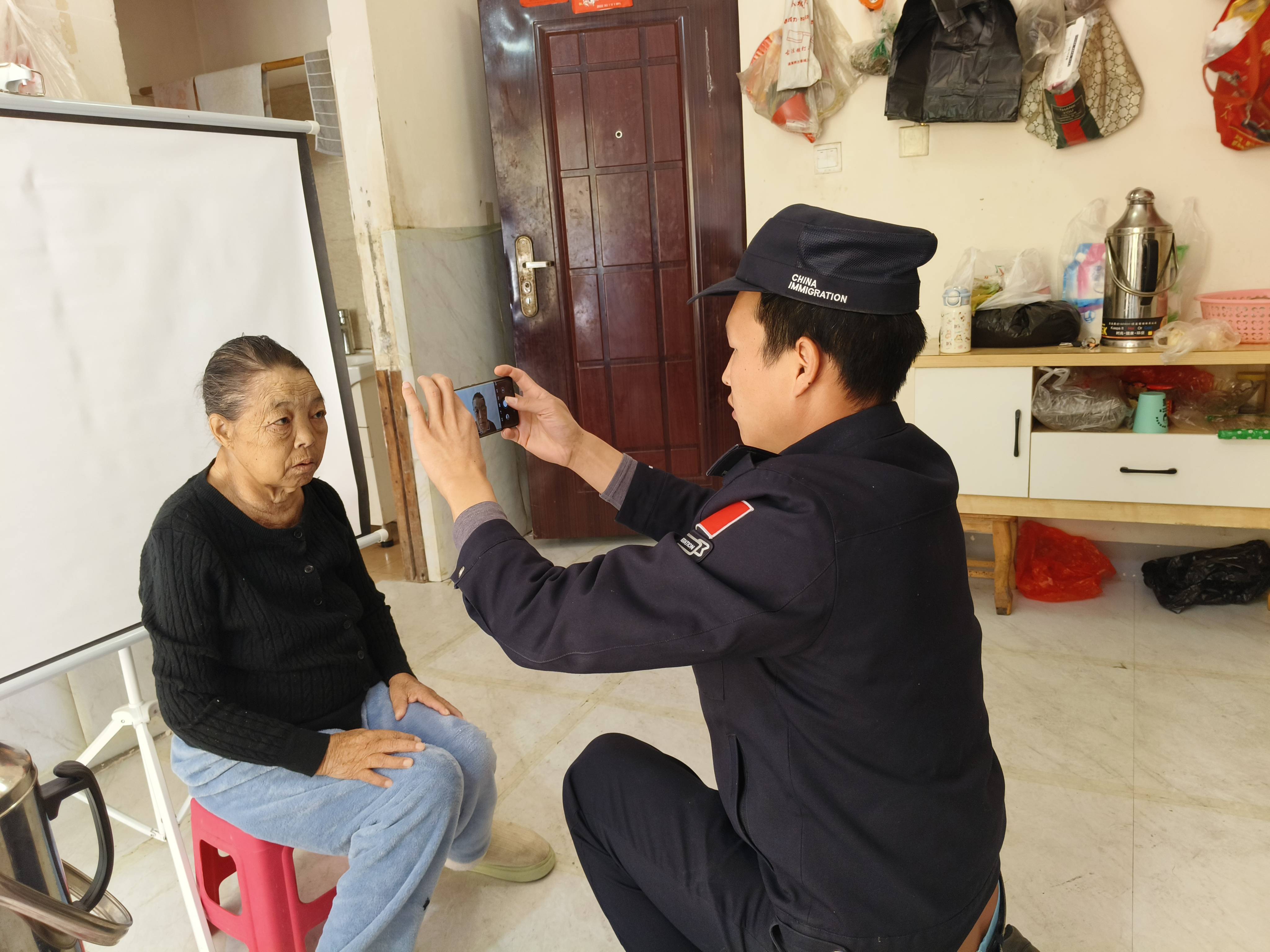 皇冠信用网登3代理 _云南怒江：社区民警“沉”下去 群众满意“提”上来