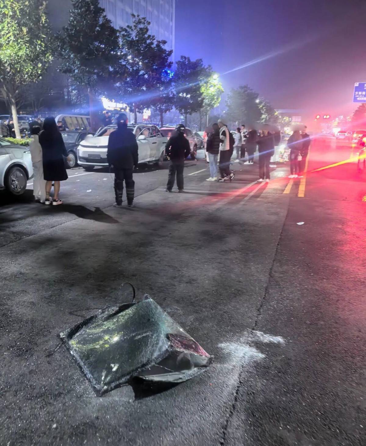 世界杯皇冠足球平台
_西安街头一新能源车凌晨突发爆响世界杯皇冠足球平台
,挡风玻璃震裂掉落,车企客服称车内有不安全物品,警方介入调查,网传部分信息与实际不符